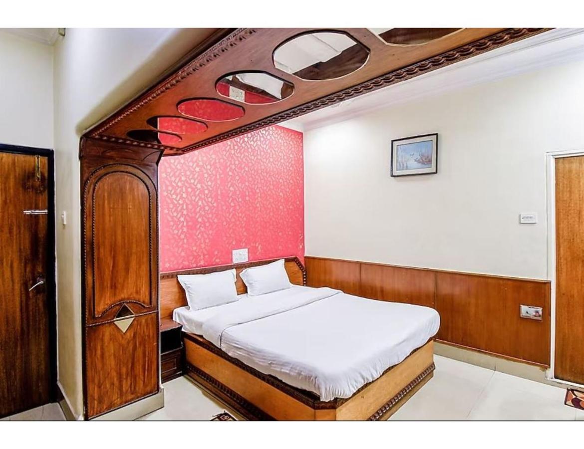 Hotel Heera, Calcutta Buitenkant foto